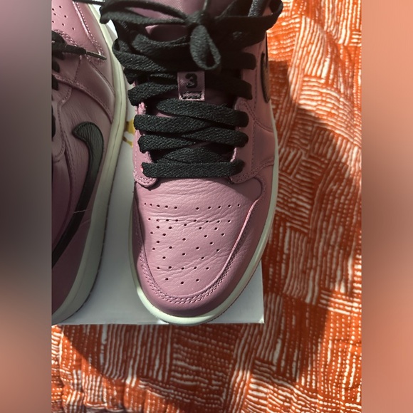 WMNS AIR JORDAN 1 LOW SE - Picture 2 of 8